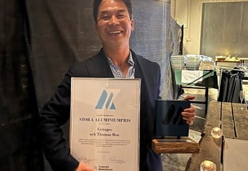 Thomas Ren holding the “Stora Aluminiumpriset”.