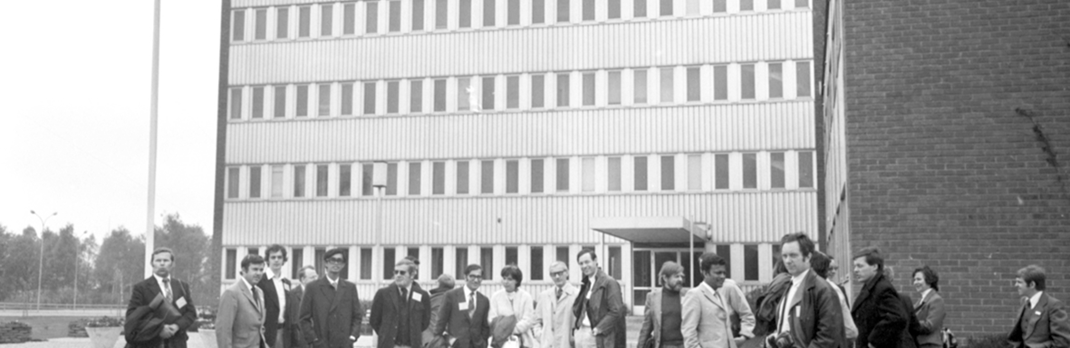 A group of journalists outside Gränges Aluminum in 1972.