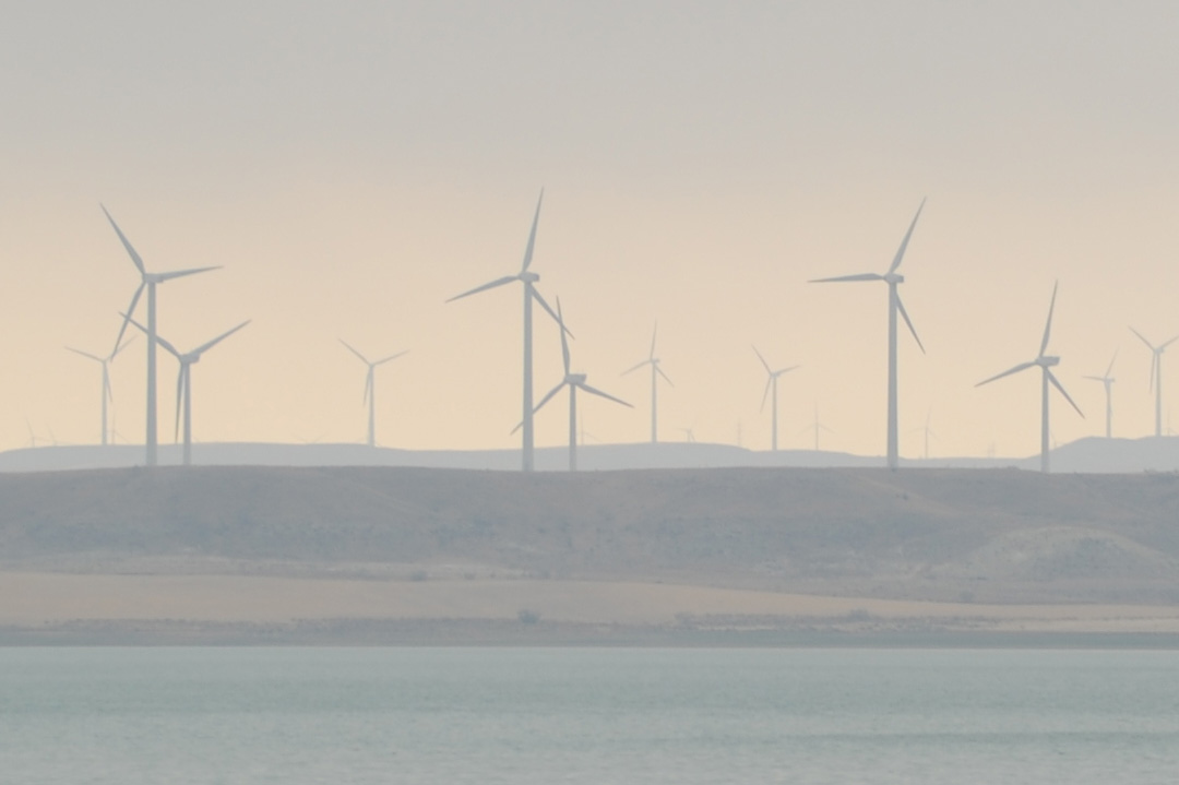 Panoramic view of wind turbines symbolizing Gränges’ commitment to supporting sustainable sectors.