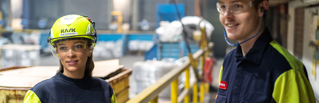 Two employees working at Gränges.